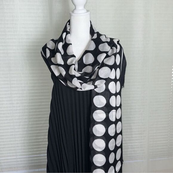 kate spade Black White Art Large Dot Oblong Fringe Hem Scarf - Picture 8 of 12